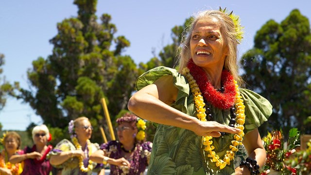 Hula dancers dressed in yellow