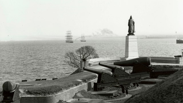 Statue of George Armistead looking out over Patapsco River