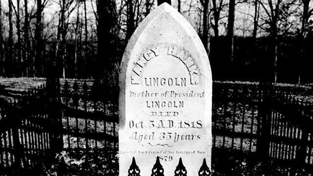 Gravesite of text Nancy Hanks Lincoln, mother of President Lincoln died October 5 AD 1818 Aged 35 yr