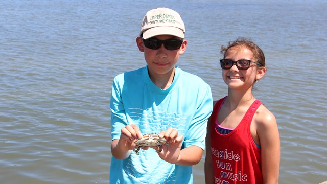 photo of 2 children crabbing on Assateague