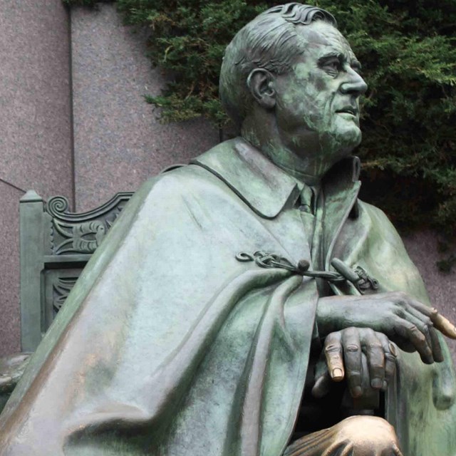 a bronze statue of FDR