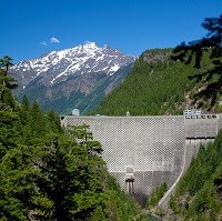 A view of a dam surrounded by mountains.