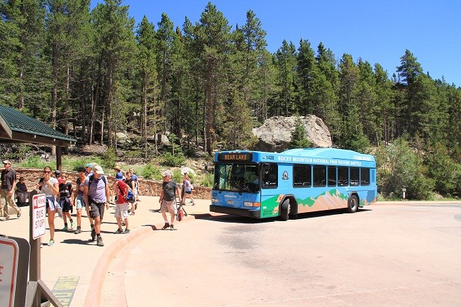 park shuttle picking up passengers at Bear Lake Trailhead