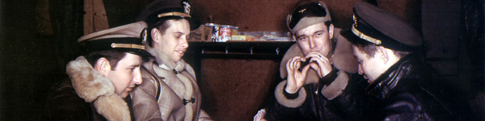 Image of four aviators at leisure, playing cribbage