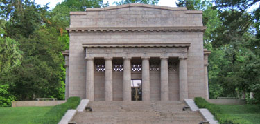 A picture of the Memorial Building, built between 1907 and 1911 to house the birth cabin of Abraham Lincoln