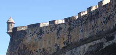 view of a sentry box from Paseo del Morro