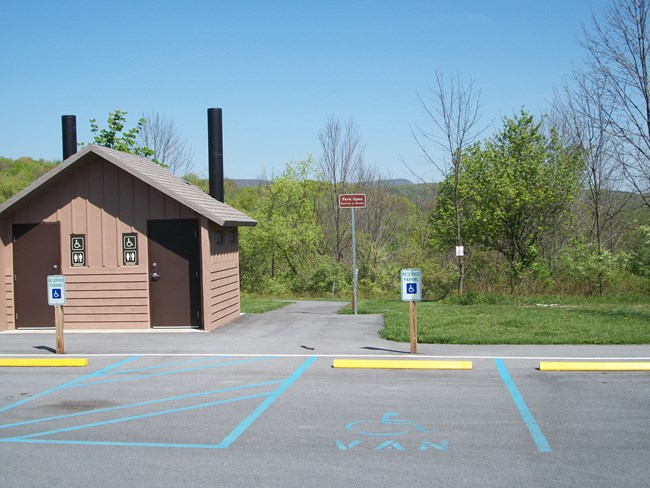 Photo of comfort station and parking at Foot of Ten