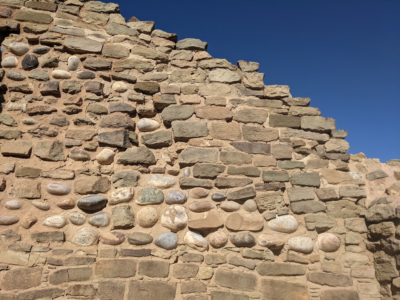 A wall at Aztec East, with both sandstone bricks and cobblestones visible.