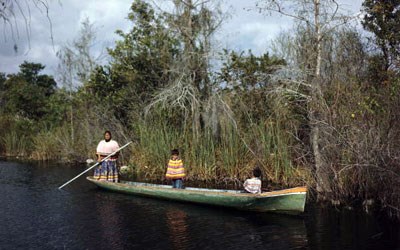 seminole_woman_and_child_dugout_canoe_along_tamiami_trail_1