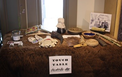 A table with serveral different Nez Perce and soldiers items for kids to touch.