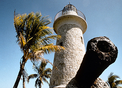 Boca Chita's lighthouse and a cannon from <i>HMS Fowey</i>.