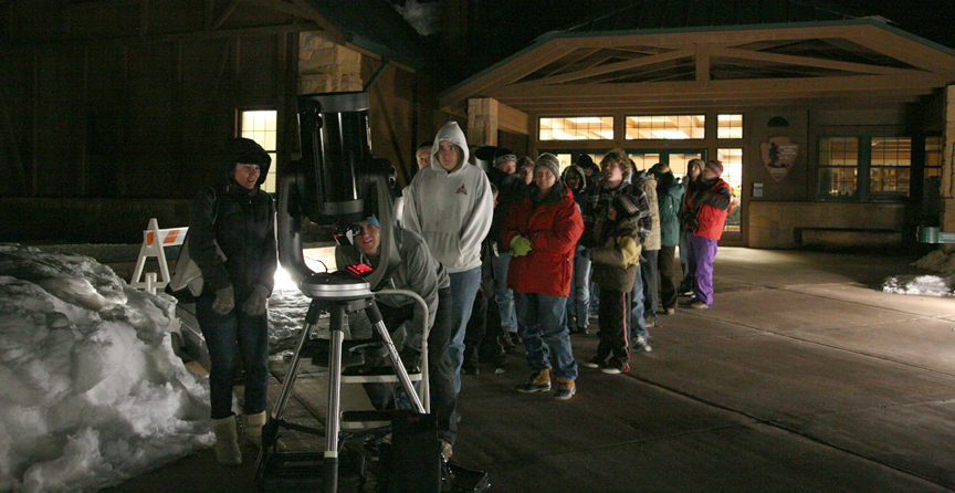 Visitors waiting for a look through a telescope in front of the Bryce Canyon Visitor Center