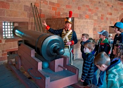 A ranger describes the workings of a cannon.