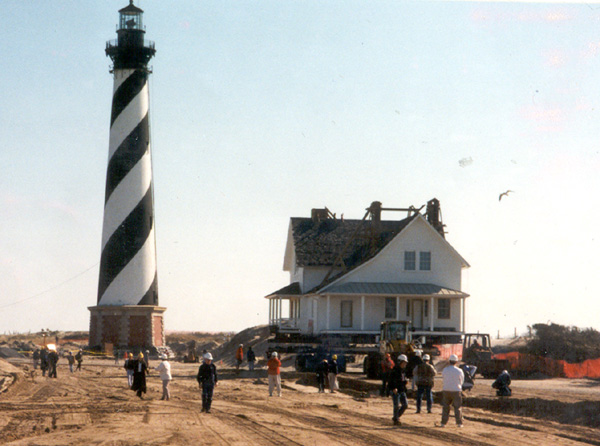 The Principal Keeper's Quarters moves ahead of the Cape Hatteras Lighthouse to the new site.
