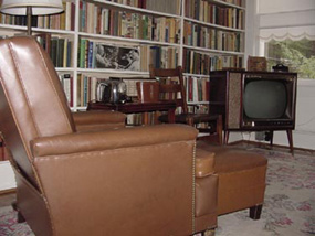 Photo of television set in the corner of the Sandburg Dining Room; it would never be on during dinner!