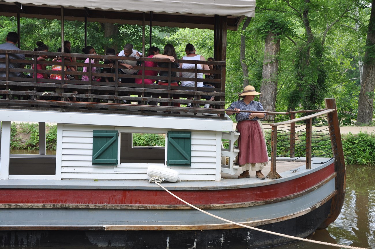Students ride the canal boat into Lock 20