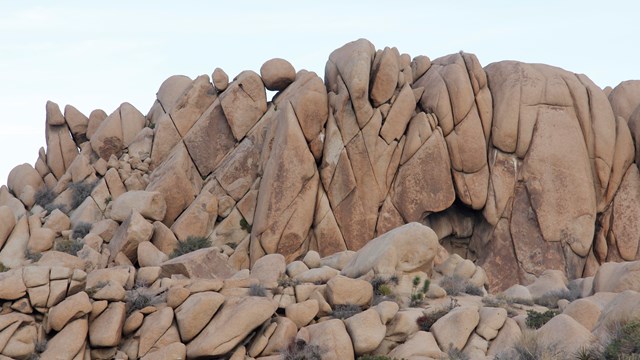 A rock formations with large cracks running through it.