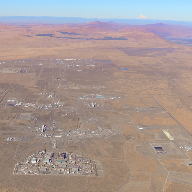An aerial view of the Hanford Site showing buildings spreading out across the desert 