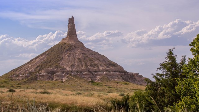 The sandstone spire of Chimney Rock rises above the Nebraska plains.