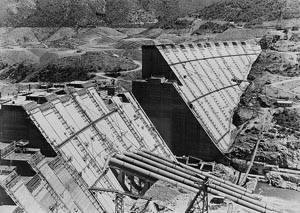 A black and white photo of Shasta Dam under construction