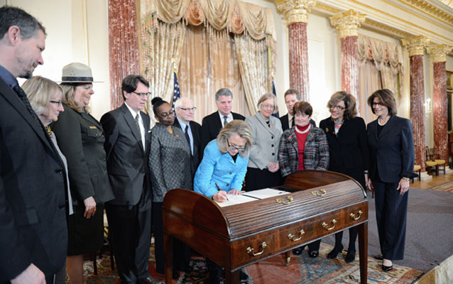 Secretary of State Clinton Signs the Declaration of Learning