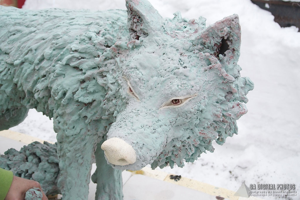 Tokalt Wolf preparing for the firing kiln. Tokalt Wolf preparing for the firing kiln.
