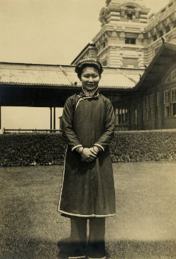 A Cantonese woman photographed outside the Main Immigration Building c. 1892-1927. 