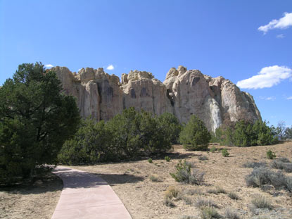 Image of the trail leading to Inscription Rock