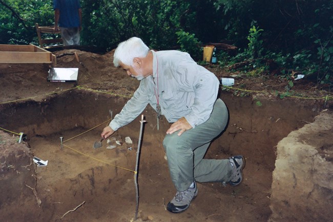 Anthropologist Tom Lake at Woodlawn Manor dig