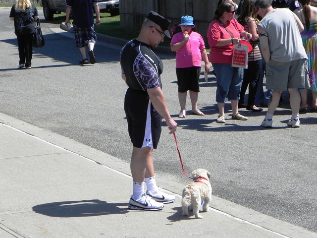 What's right about this picture? The pet is on a leash and is in a section of Gateway that allows pets on leash. Some areas of the park are too environmentally sensitive for pets, even on a leash.