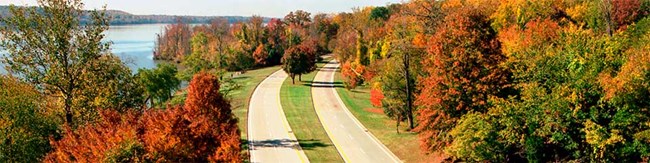 A wide shot of the George Washington Memorial Parkway in the fall.