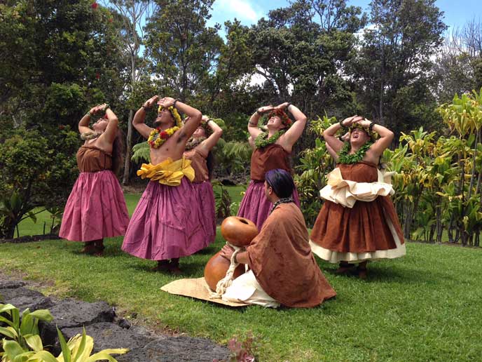 Dancers of Hālau o Akaunu