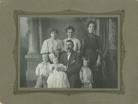 Image of the Cant family in a portrait.