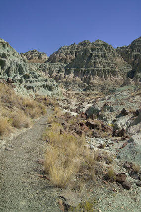 Image of the trail into the Blue Basin