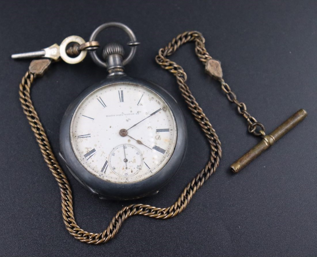 The inside of the pocket watch. The time is stopped at 4:11 PM.