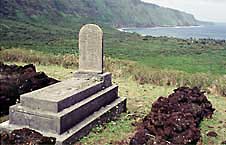 Photo of a grave on the hill at Makanalua.