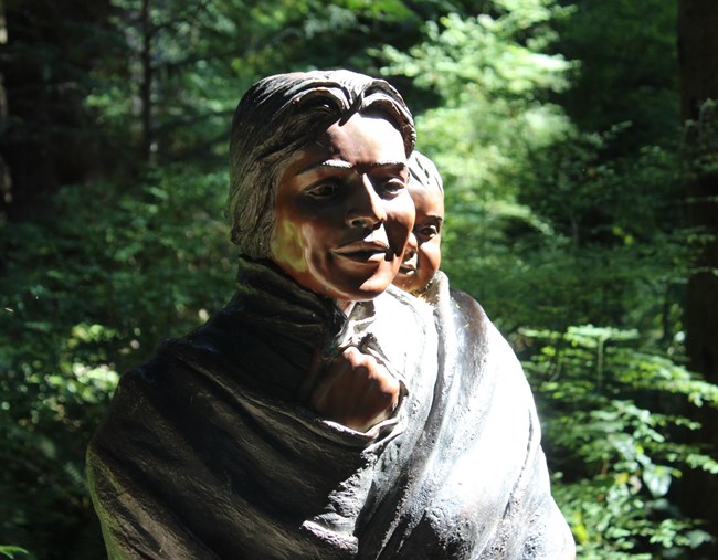 A bronze statue depicting the face of Sacagawea carrying her infant Jean Baptiste