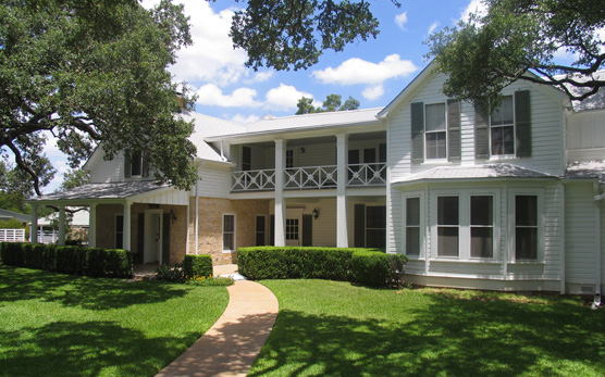 Front view of the Texas White House in 2008