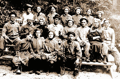 Tour group preparing to enter Mammoth Cave, circa 1909.