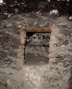 Entrance to alcove in room six Entrance to alcove in room six