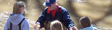 Students Do Water Quality Test on Cub Creek