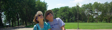 Couple gazing up at the Gateway Arch