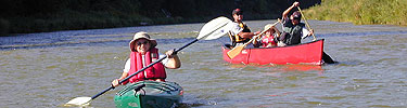 A family enjoys paddling on the Niobrara River