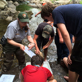 ranger teaching kids about aquatic organisms