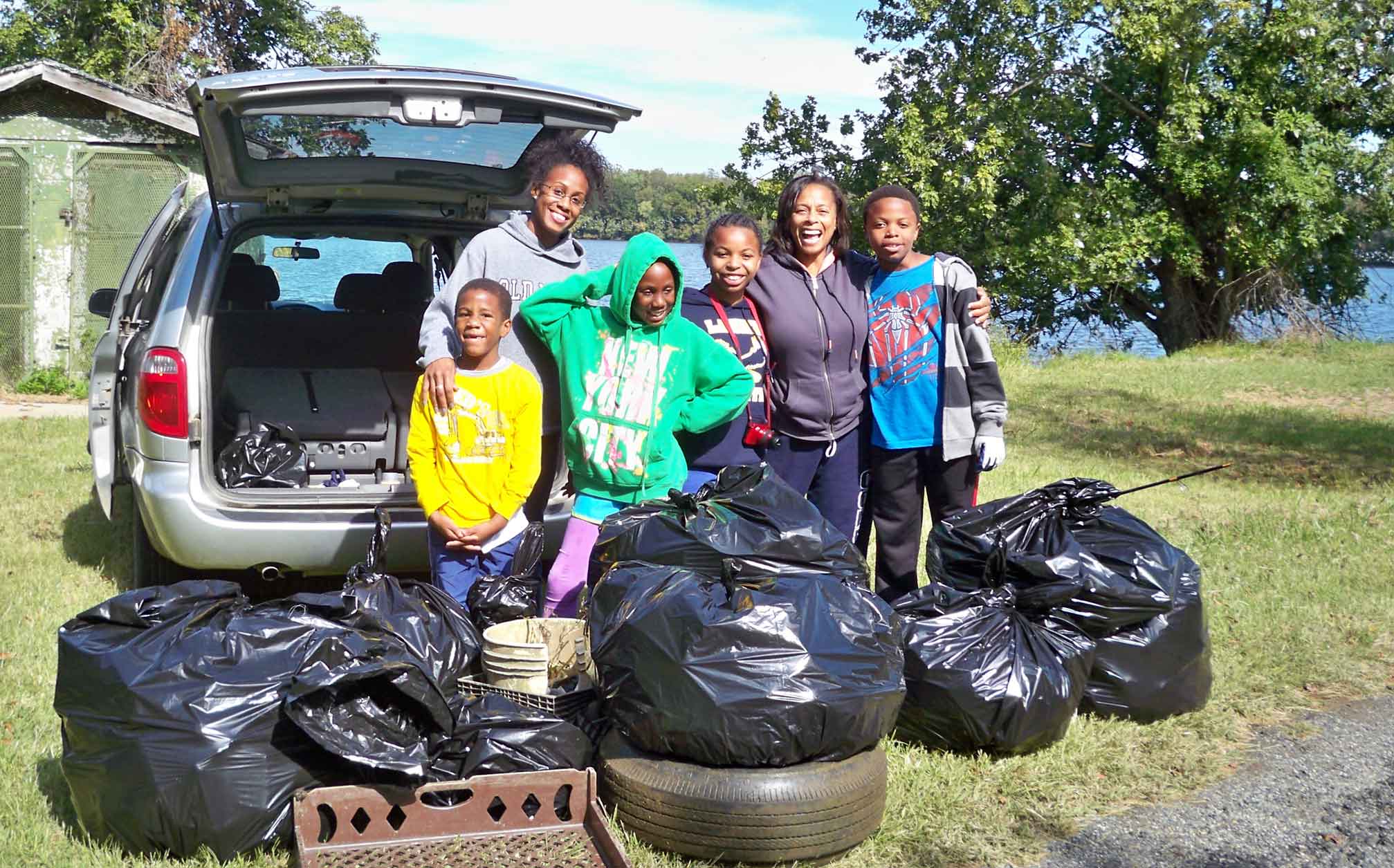 potomac river clean-up-volunteers