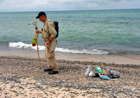 This Adopt a Trail volunteer collects litter near Pine Bluff along Lake Superior. A beautiful place to volunteer! This Adopt a Trail volunteer collects litter near Pine Bluff along Lake Superior. A beautiful place to volunteer!