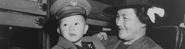 Mother and child arrive at Manzanar. Photo by Clem Albers.