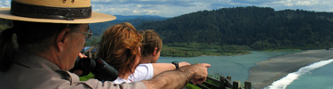 Ranger w Visitors at Klamath River Overlook 375x100px