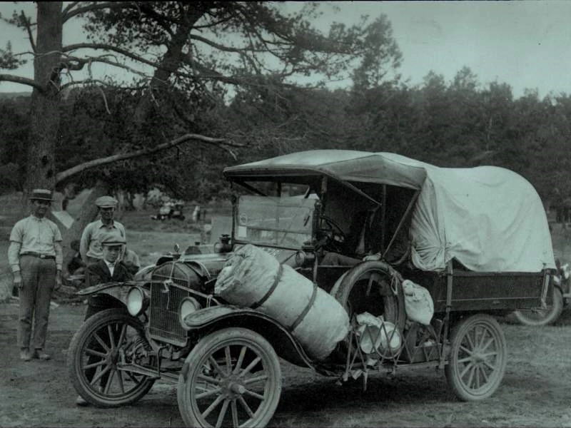 a photo of a vintage camper