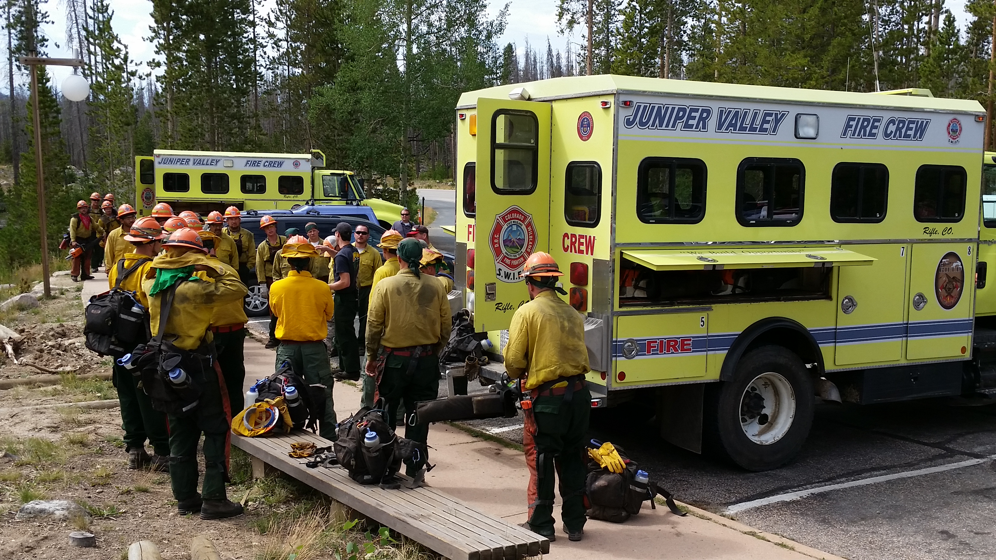 Crews receiving briefing this morning at trailhead, Wednesday, August 13